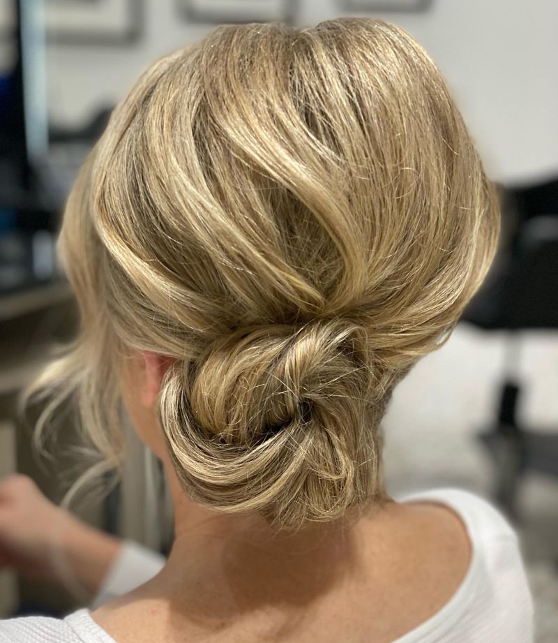 Elegante zijdelingse chignon