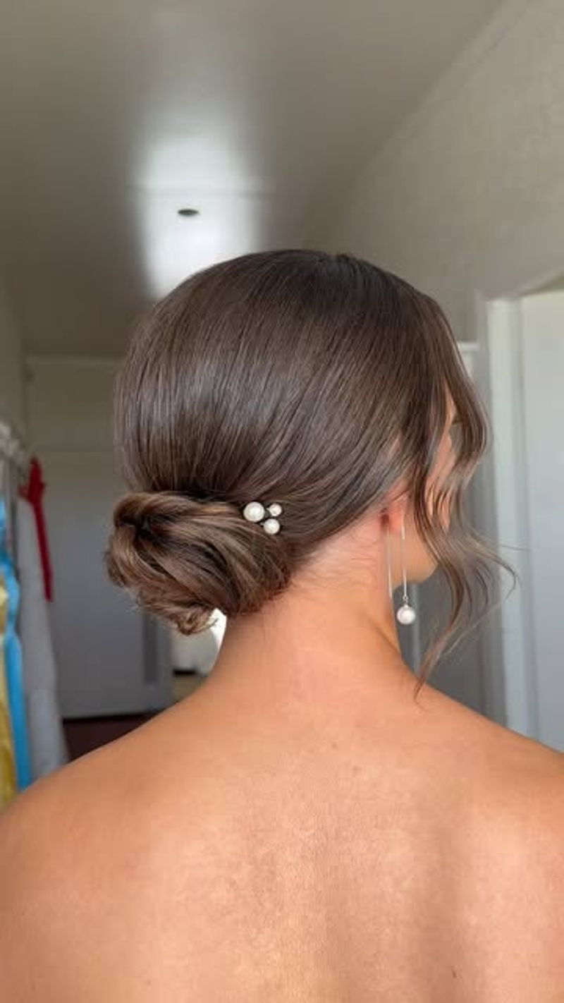 Chignon élégant et lisse avec des perles