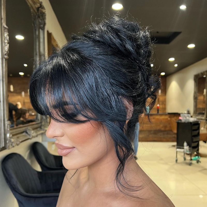 Penteado elegante com franja curva suave