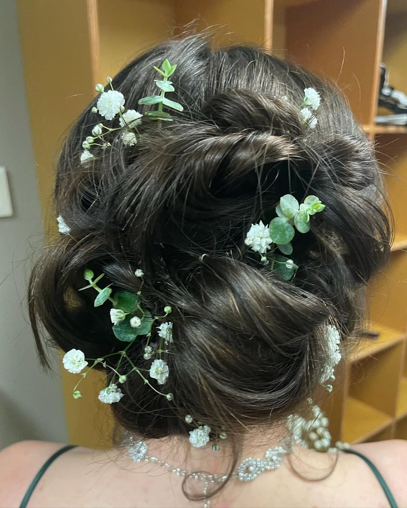 Updo con acento floral