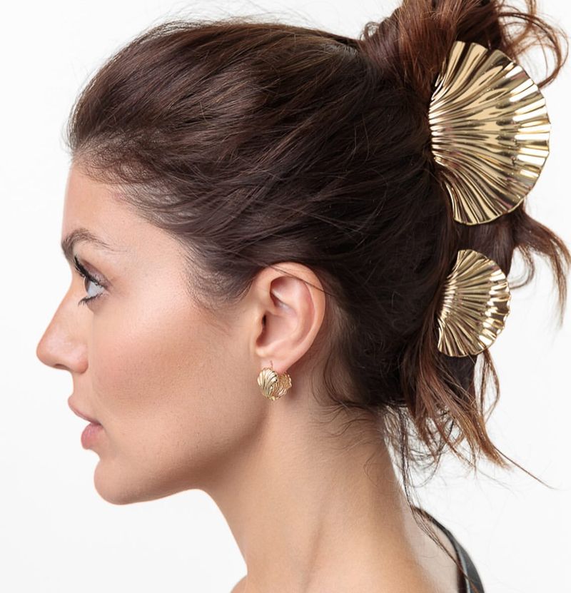 Accessoires de coiffure excessifs