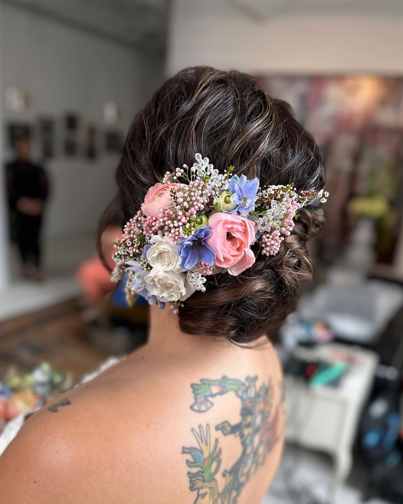 Updo con acento floral