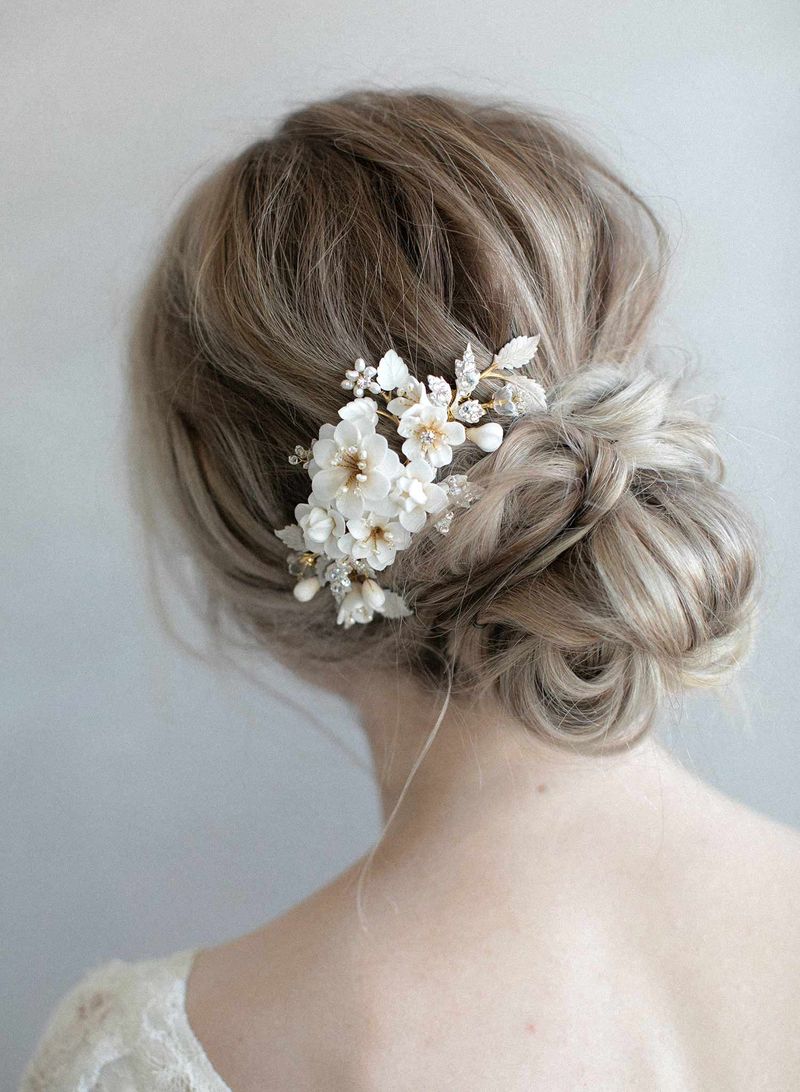 Penteado com adornos florais