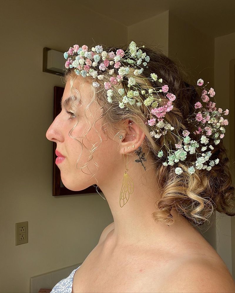 Diadema floral y rizos