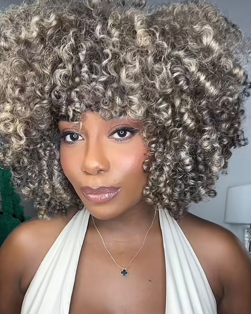 Afro despeinado con mechas metálicas