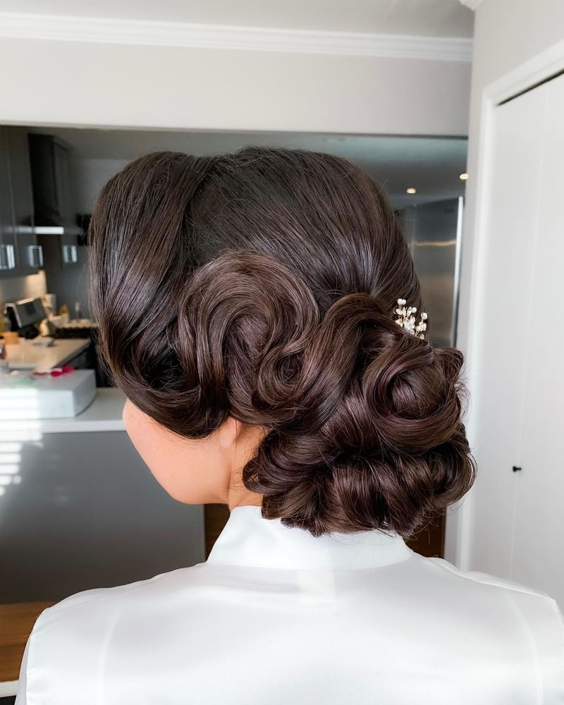 Updo rétro glamour