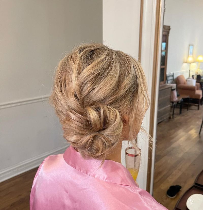 Chignon de côté gracieux de La La Land