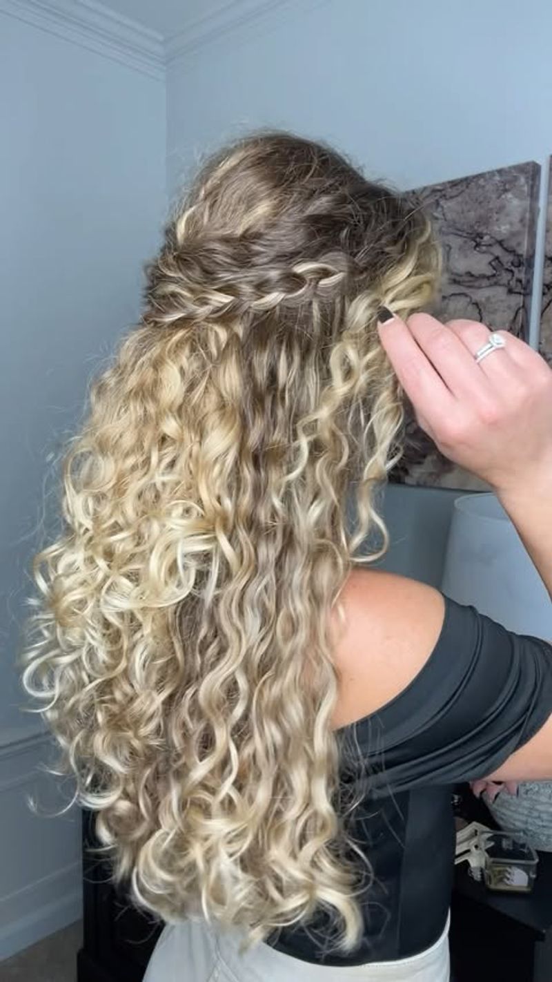 Tresse torsadée à mi-hauteur