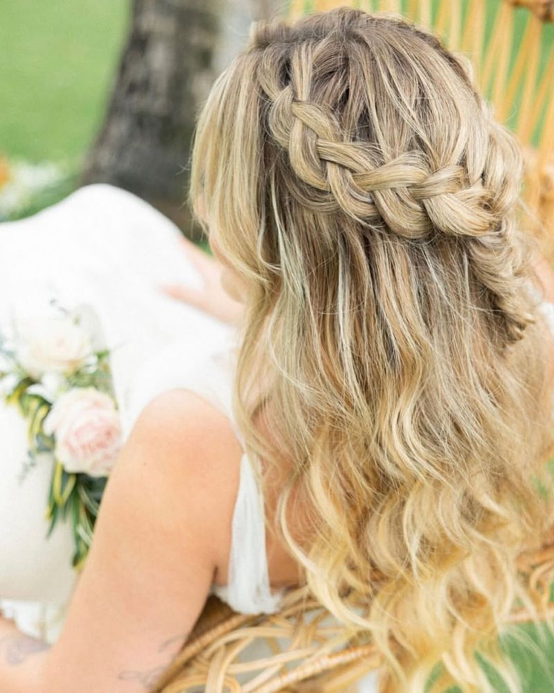 Cheveux dégradés avec couronne tressée