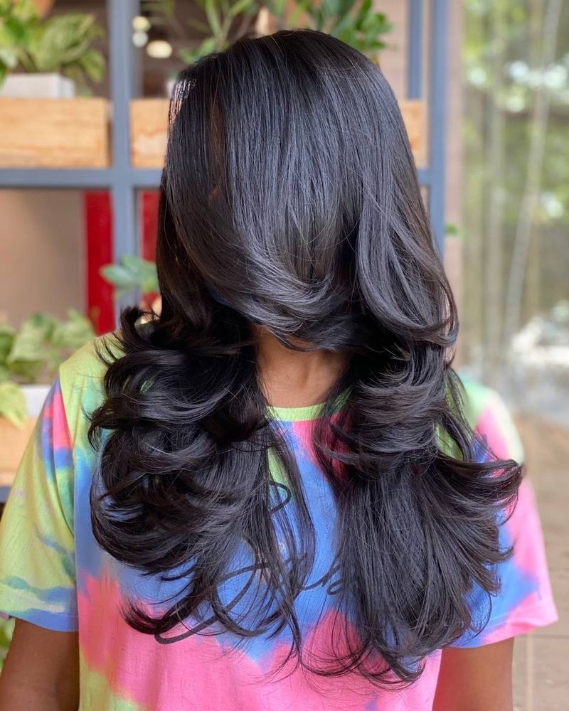 Cabelo em camadas com ondas laterais