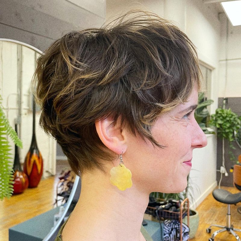 Longs cheveux Pixie avec des pointes ondulées