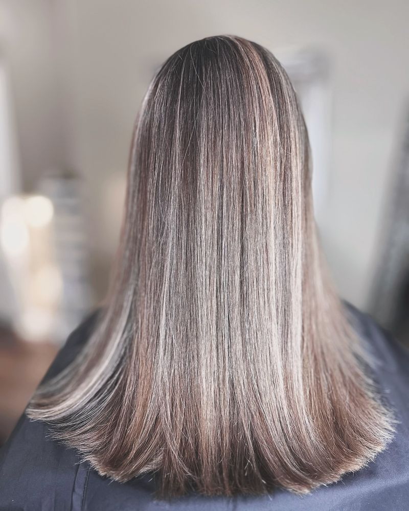 Cheveux gris longs et raides