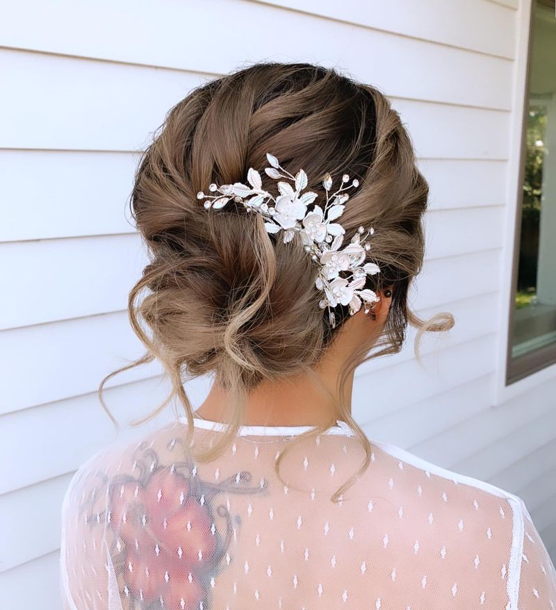 Chignon libre avec fleurs