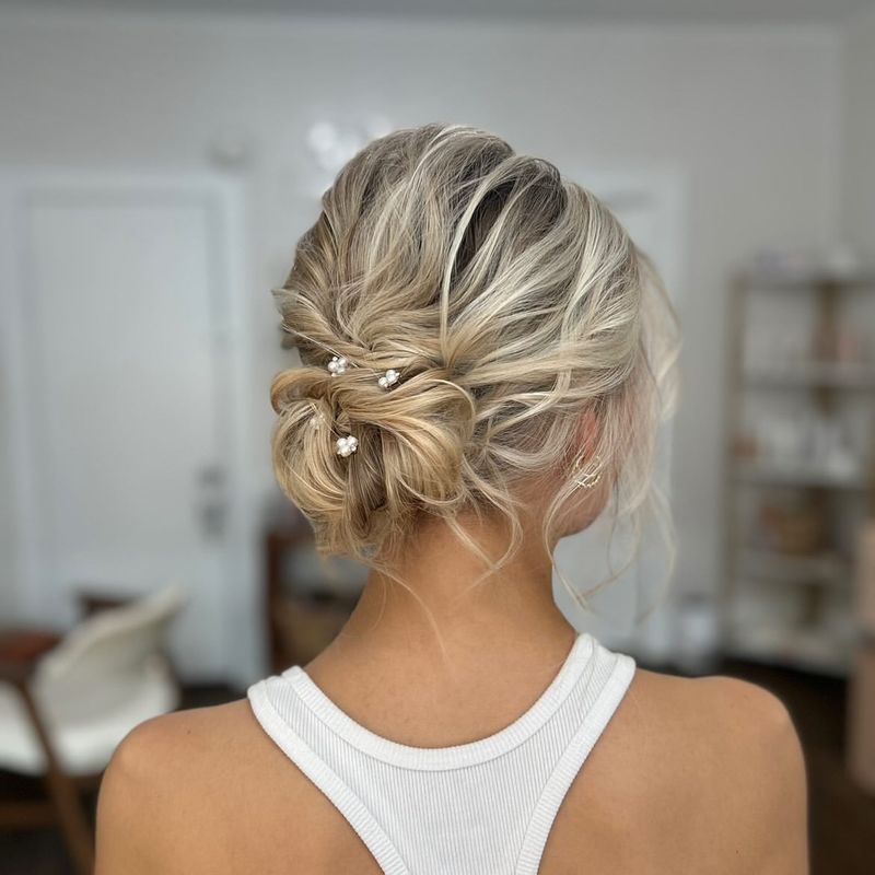 Chignon bas décoiffé avec accessoires