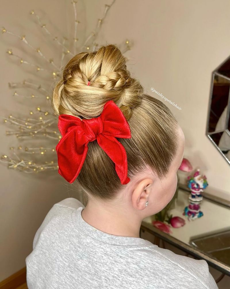 Chignon disordinato con accessori