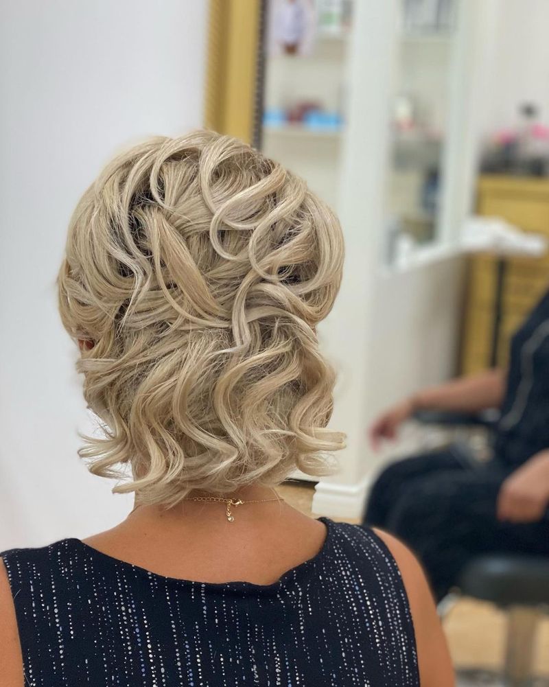 Penteado desarrumado com ondas de praia