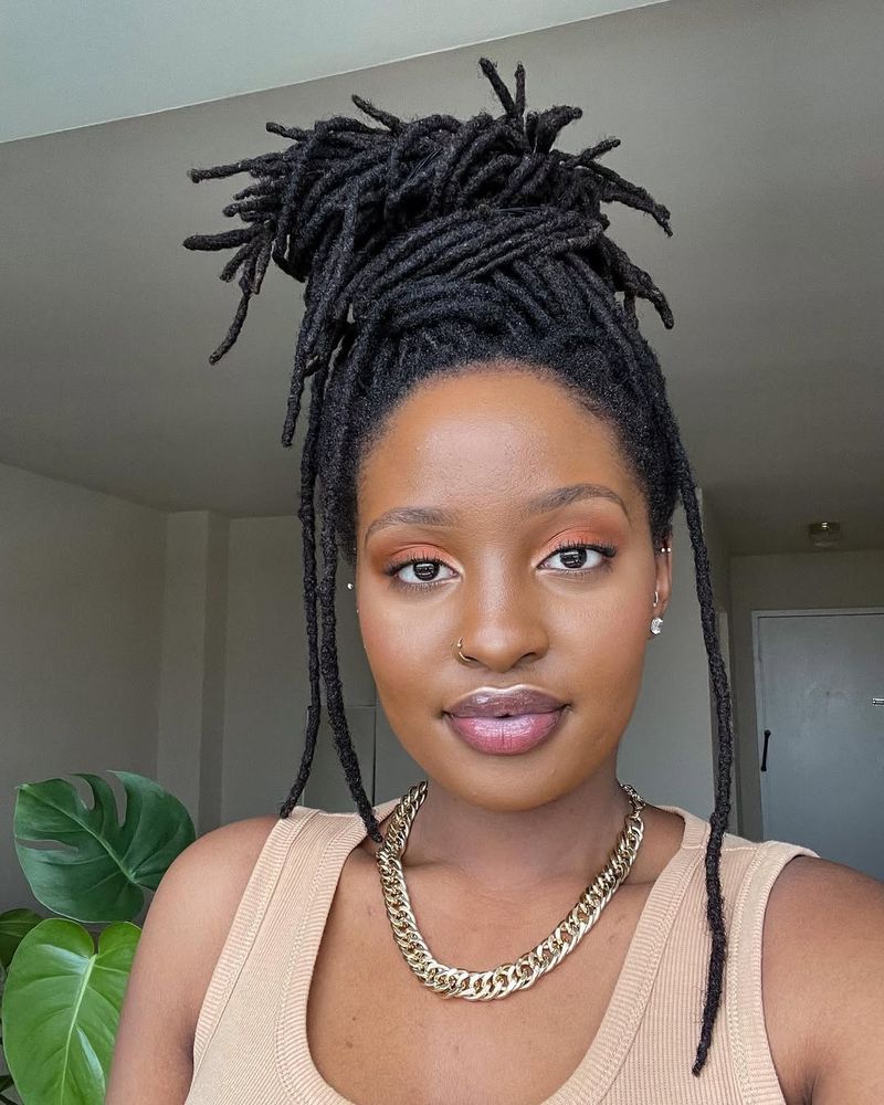 Chignon désordonné avec dreadlocks