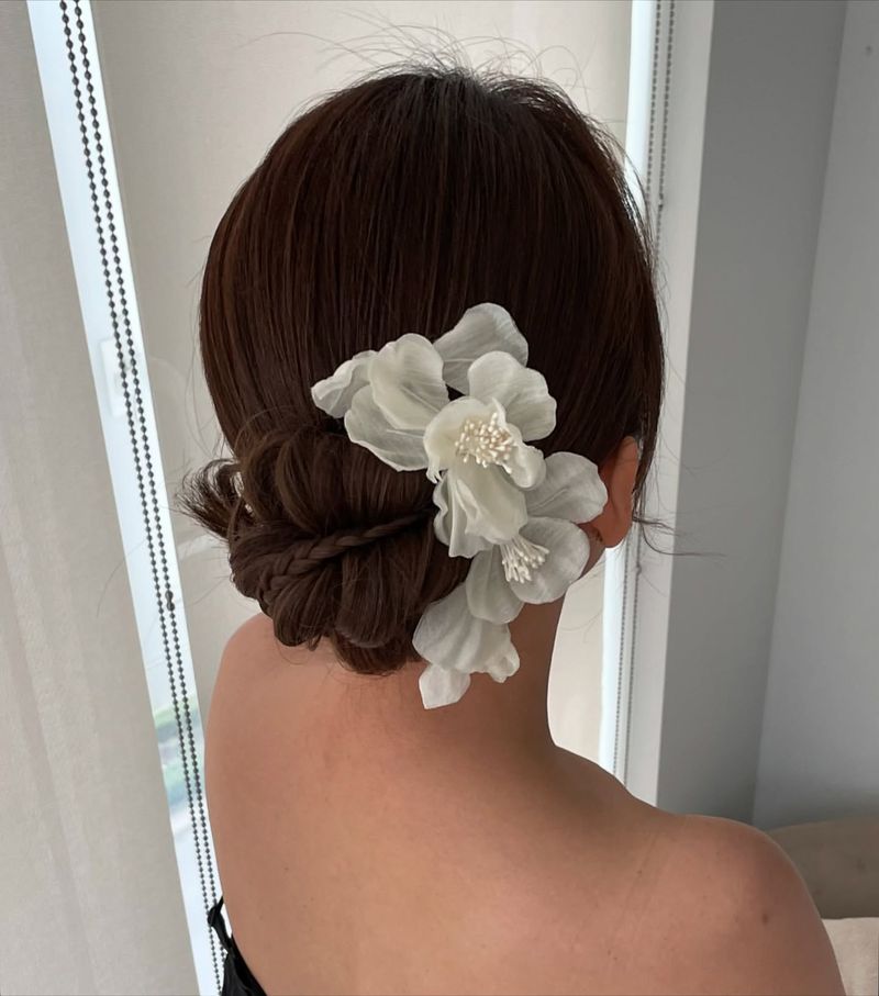 Chignon disordinato con accenti floreali