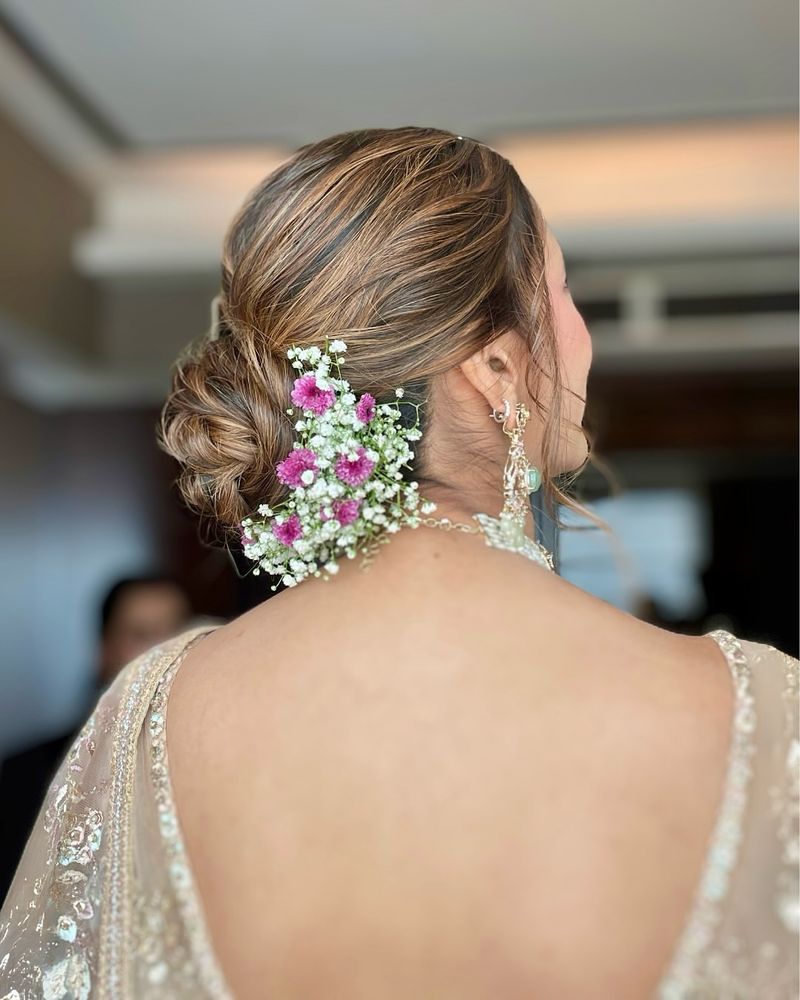 Chignon disordinato con accenti floreali