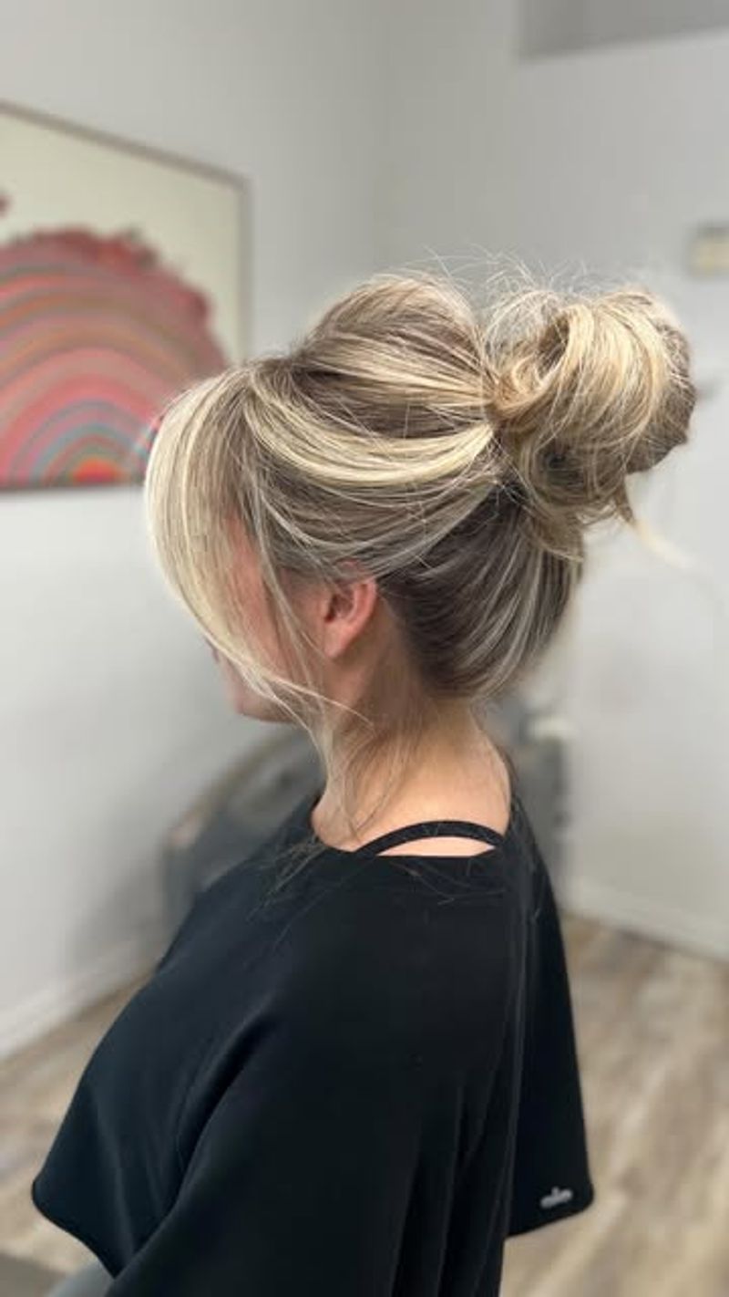 Chignon disordinato con strati