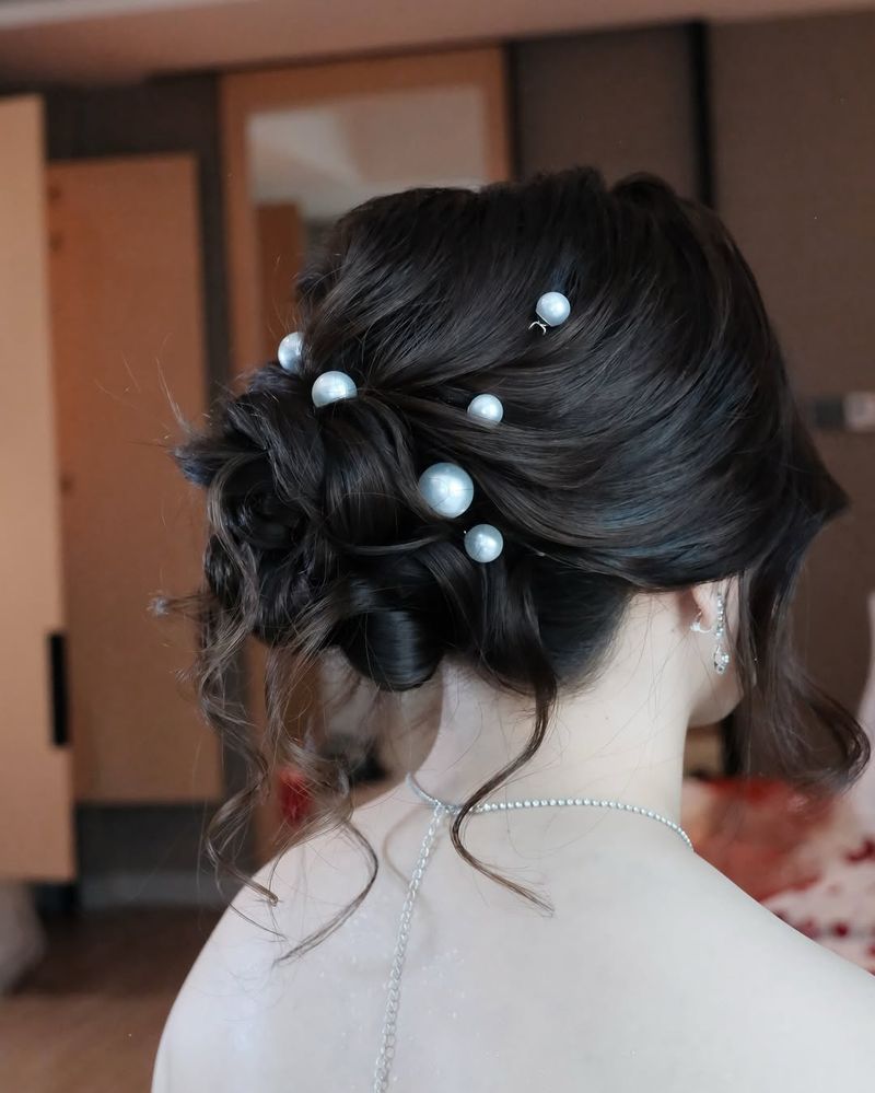 Penteado desarrumado com aplicações de pérolas