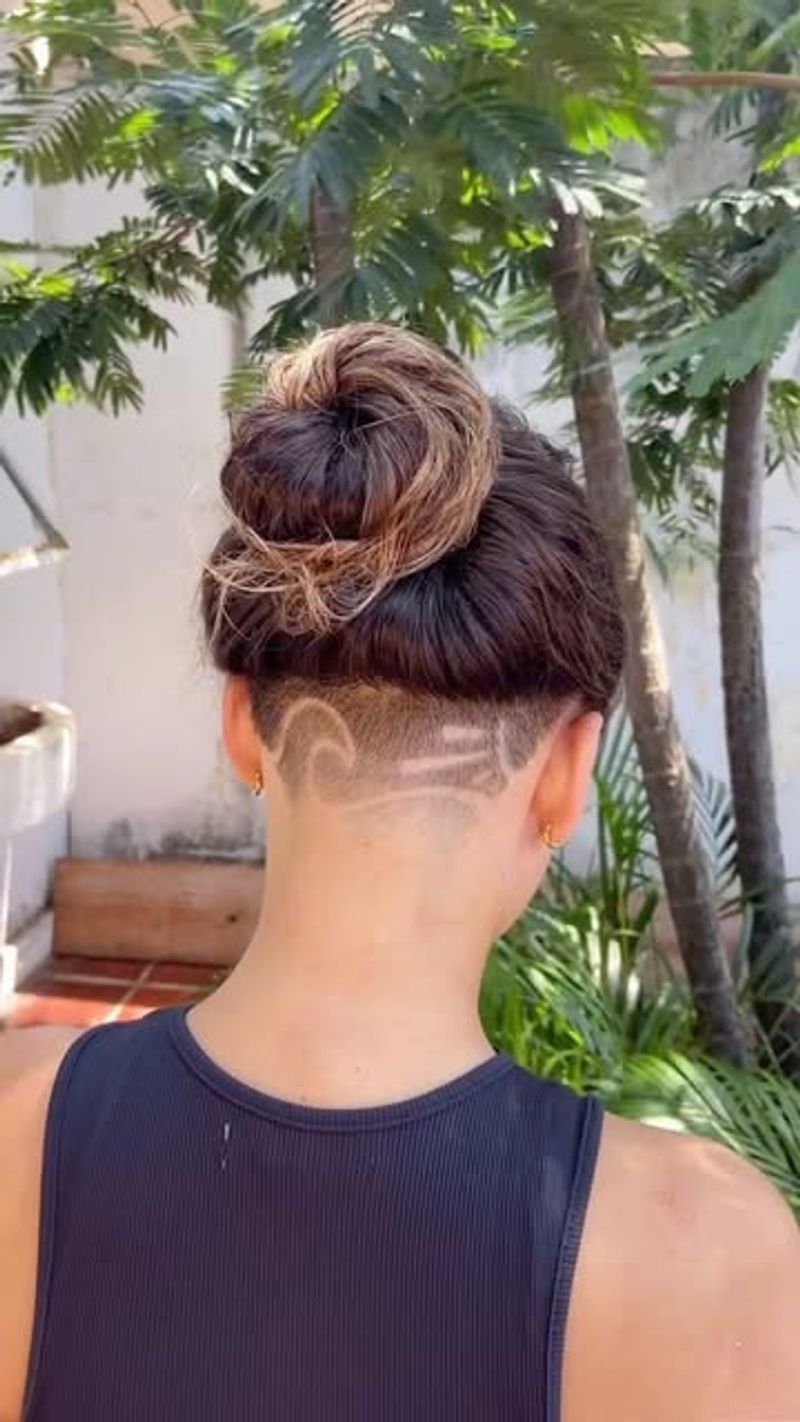 Chignon désordonné avec coupe courte