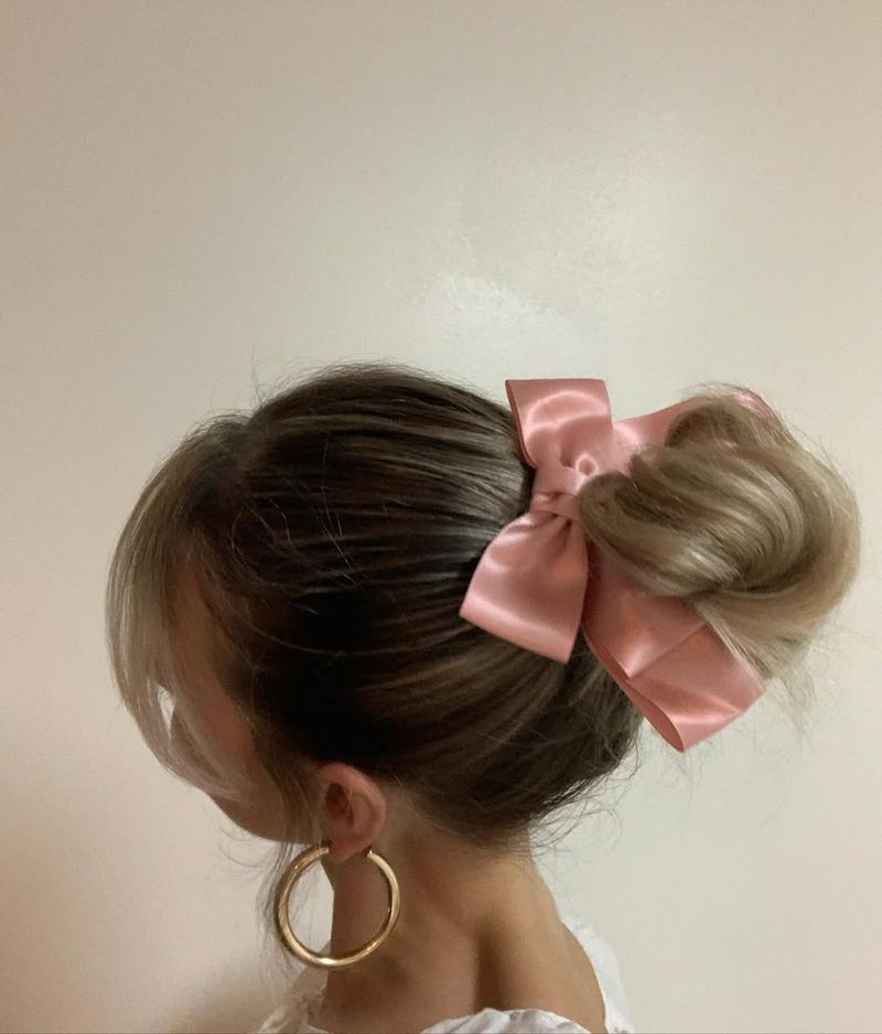 Chignon désordonné avec un nœud