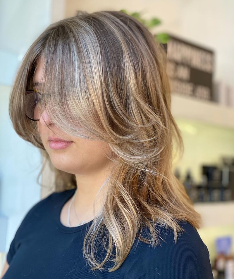 Shag di media lunghezza con balayage baciato dal sole