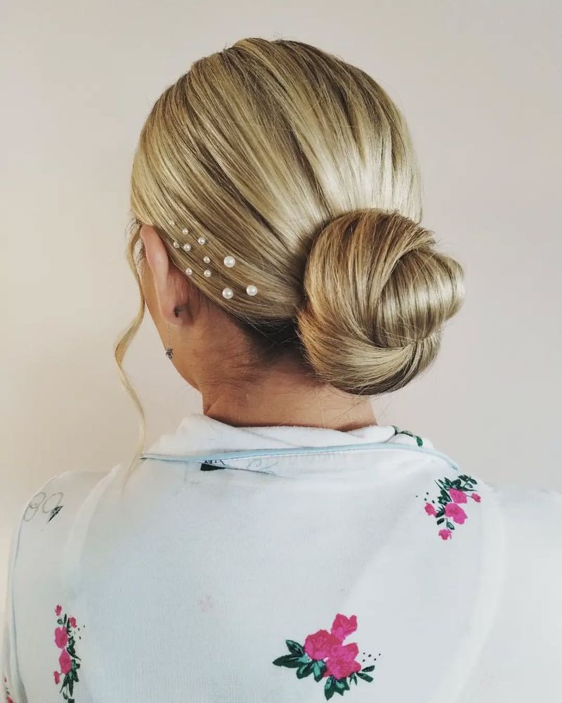 Chignon moderne et élégant avec des perles