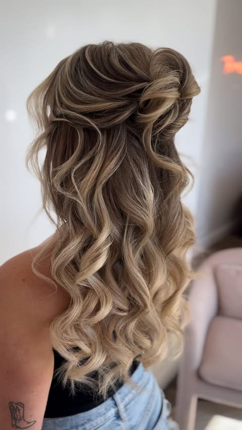 Chignon demi-relevé ludique