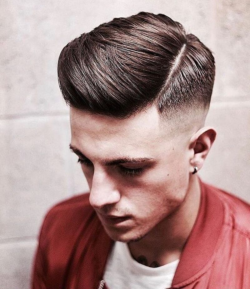 Pompadour com risca lateral