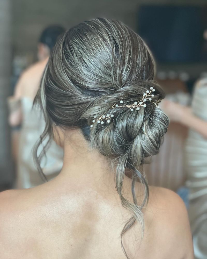 Updo romantique en argent