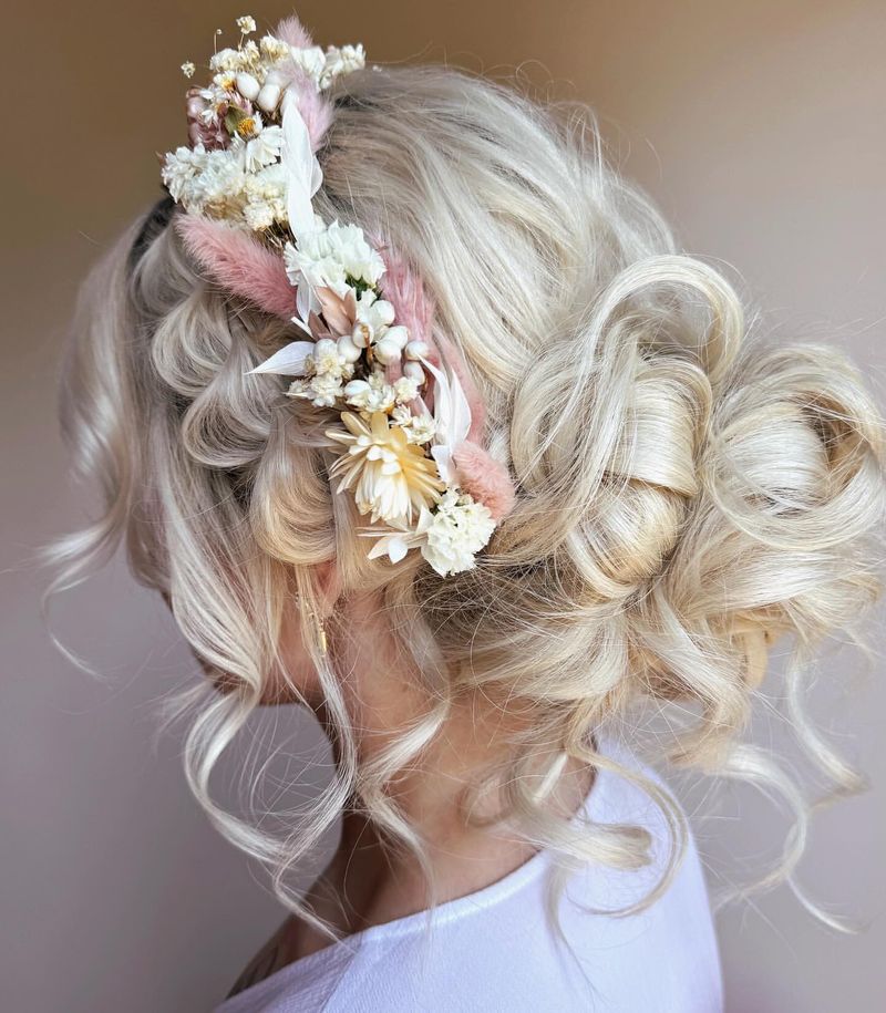 Coiffure romantique avec fleurs