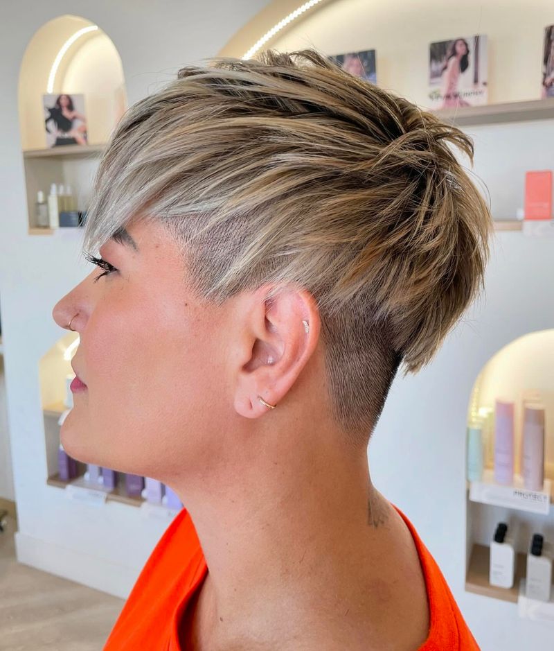 Pixie corto con undercut