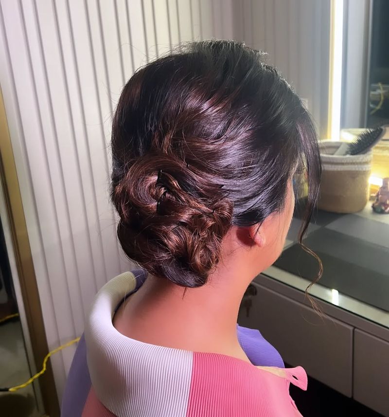 Chignon laterale disordinato