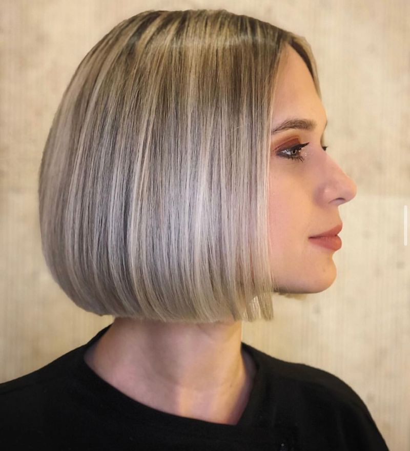 Coupe épurée pour cheveux raides