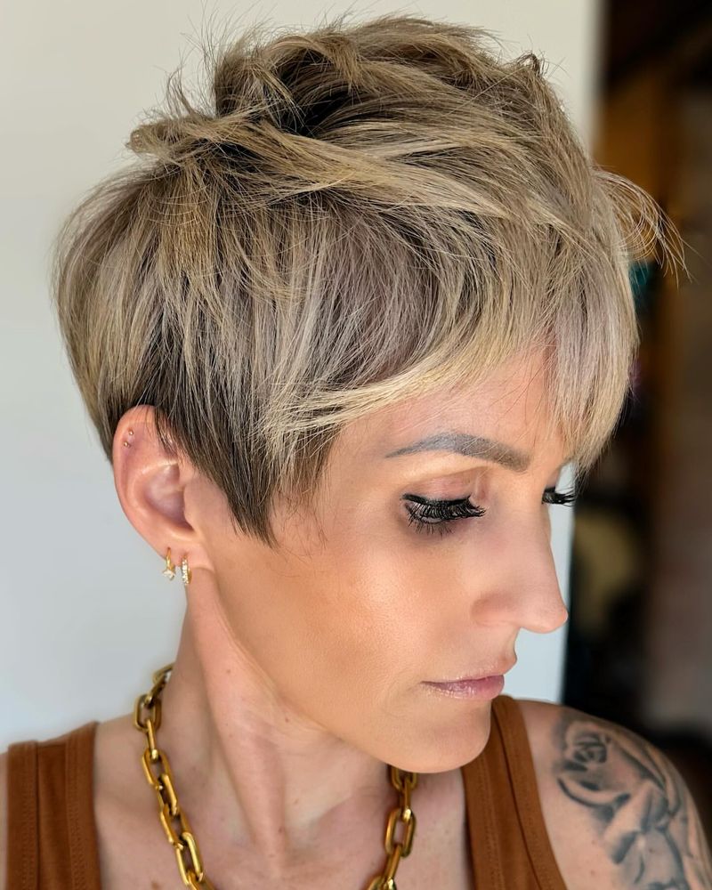 Pixie blond texturé