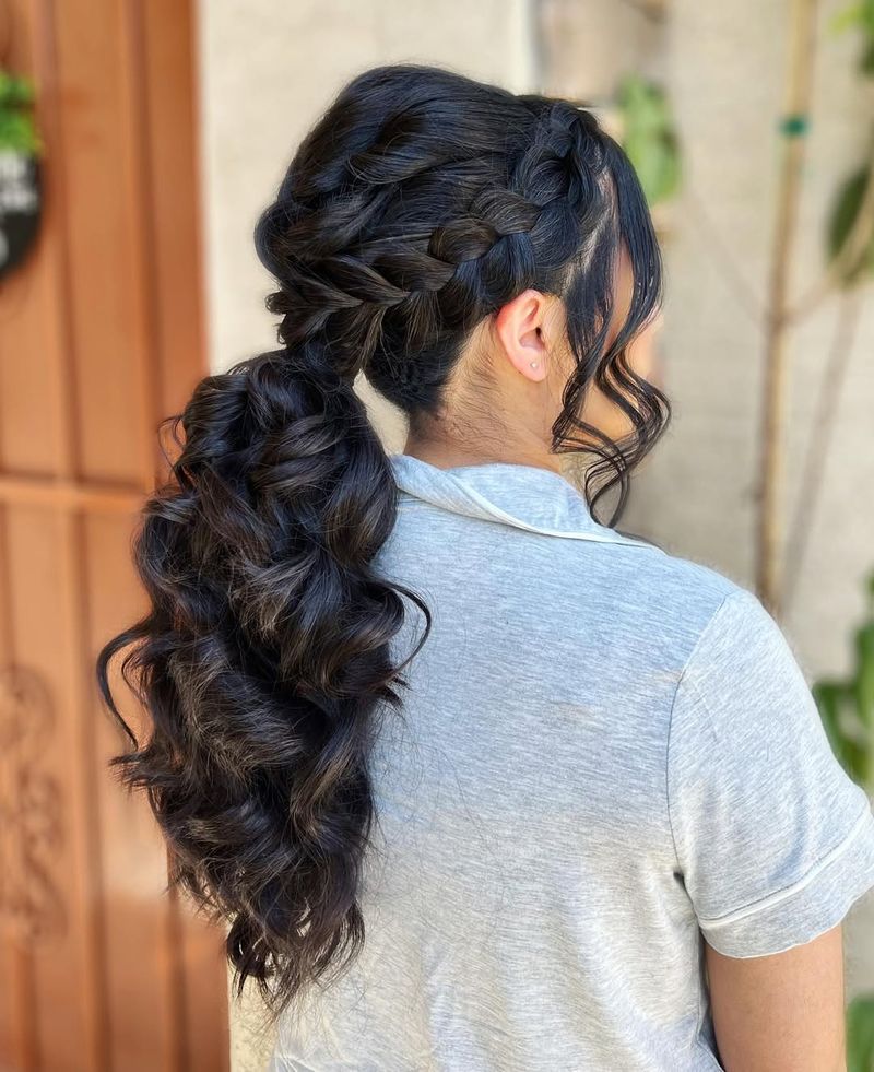 Coleta con textura y trenzas