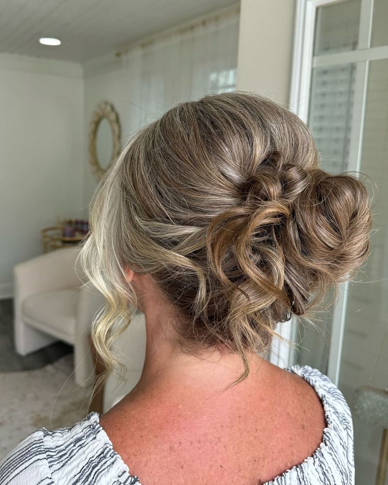 Updo strutturato con mèches