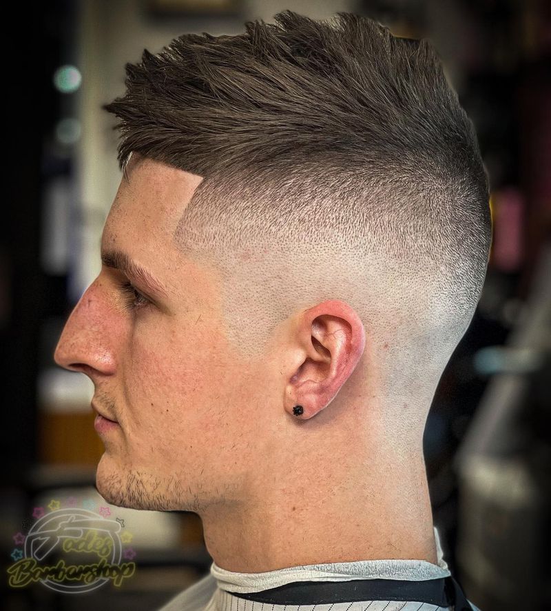 De hoge fade met lange top