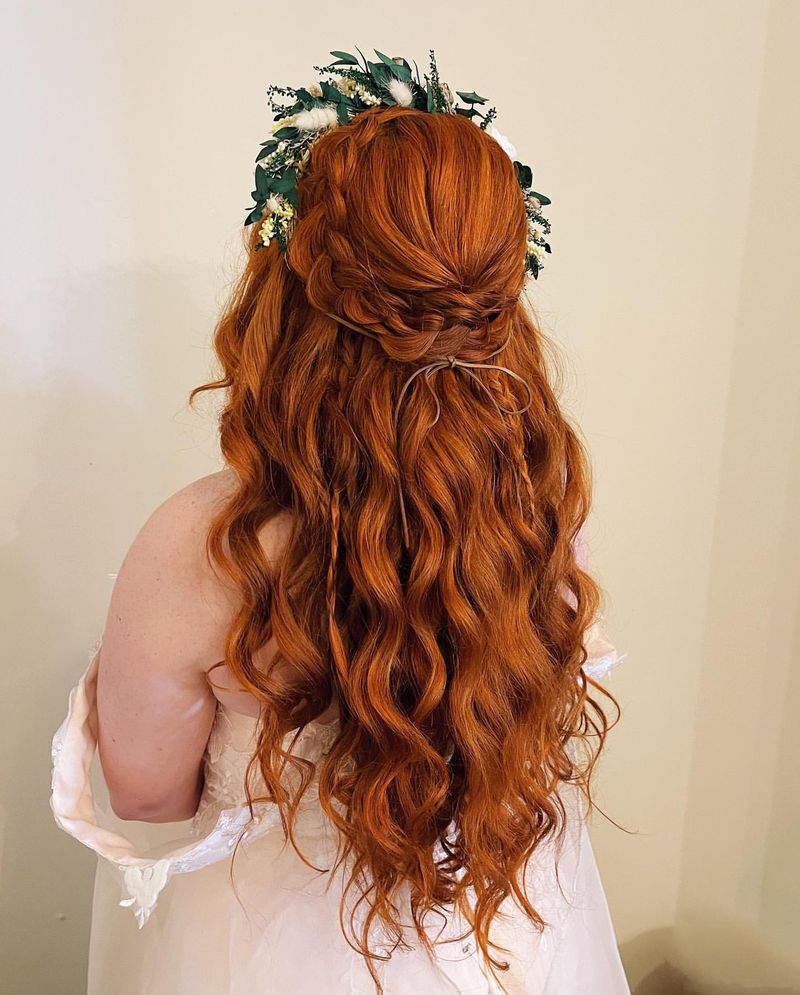 Ondas despeinadas con corona floral