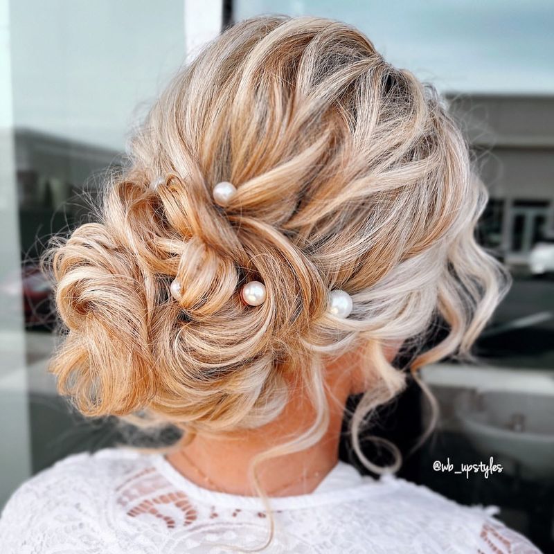 Updo ritorto con accenti gioiello