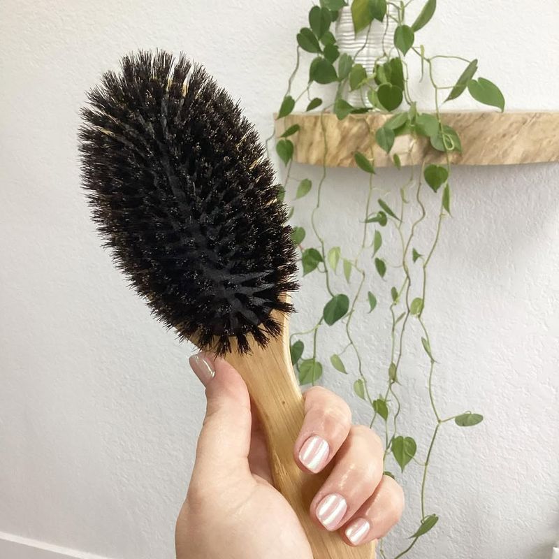 Utiliser une brosse en poils de sanglier