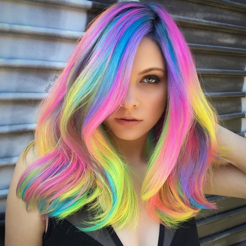 Cheveux arc-en-ciel vibrants