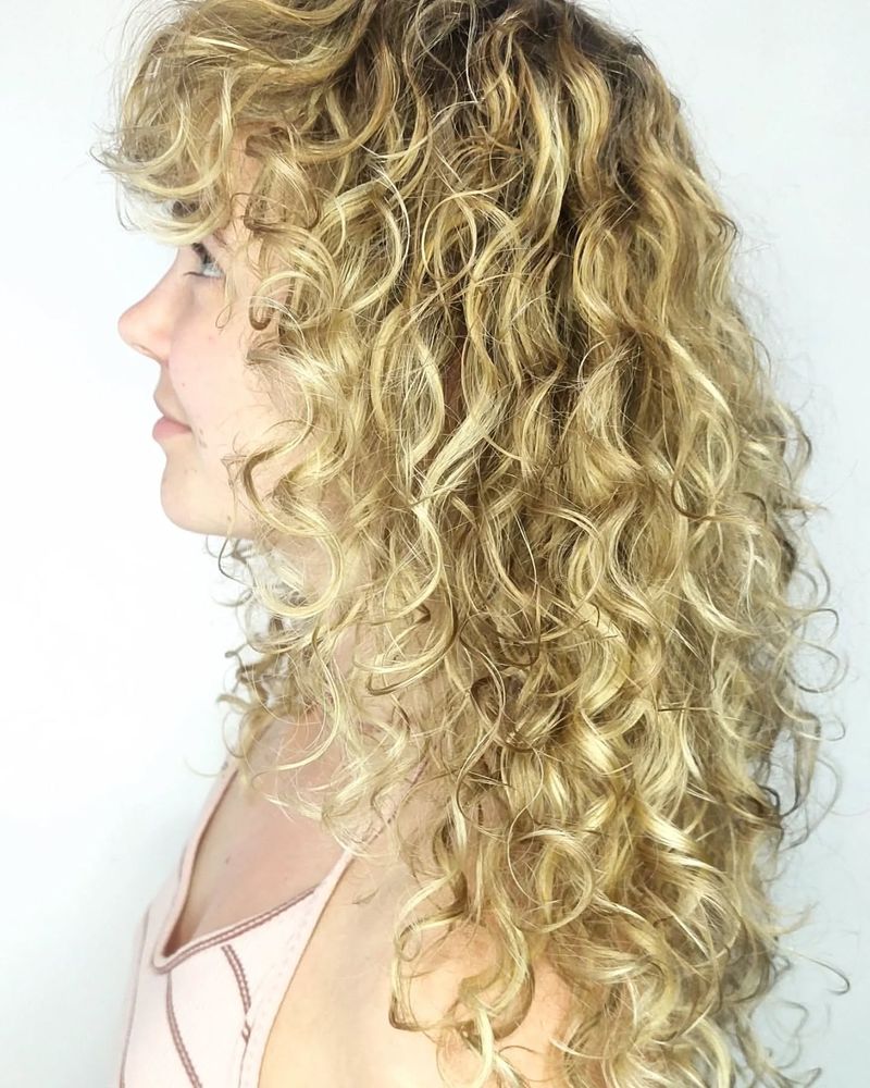 Rizos voluminosos con flequillo