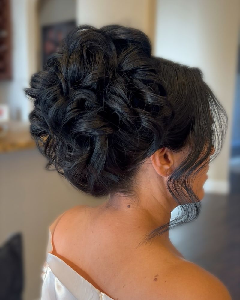 Updo voluminoso con torsione