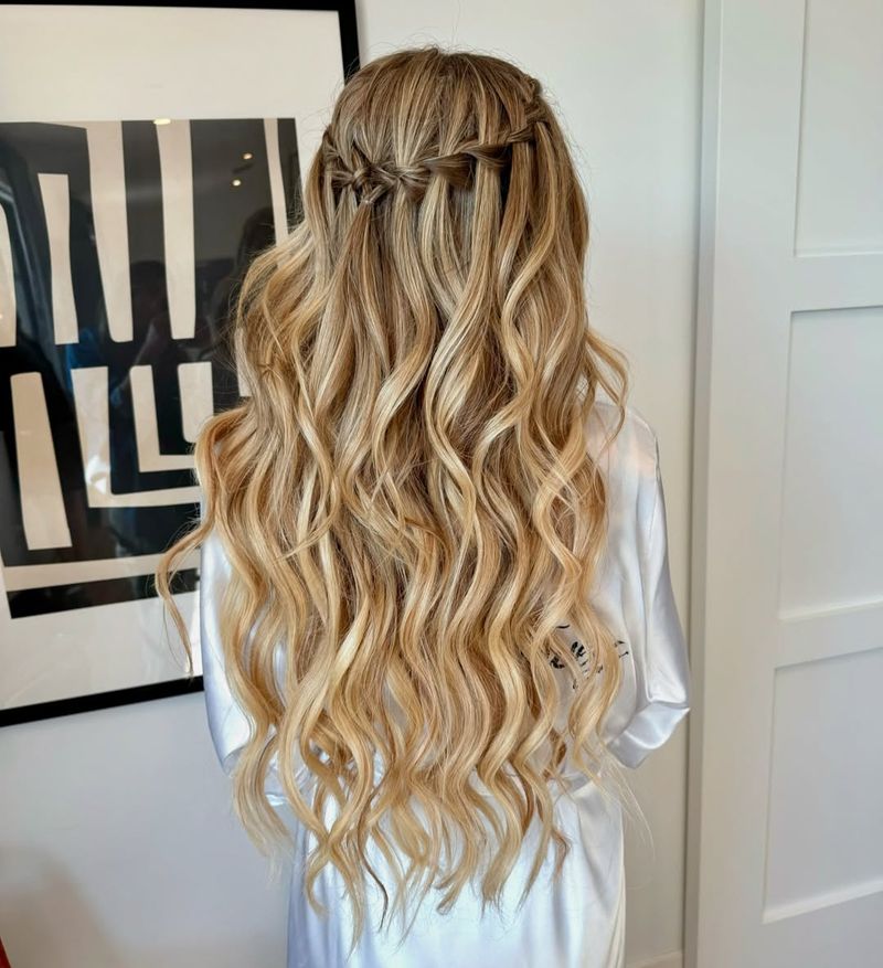 Trenza cascada con ondas sueltas