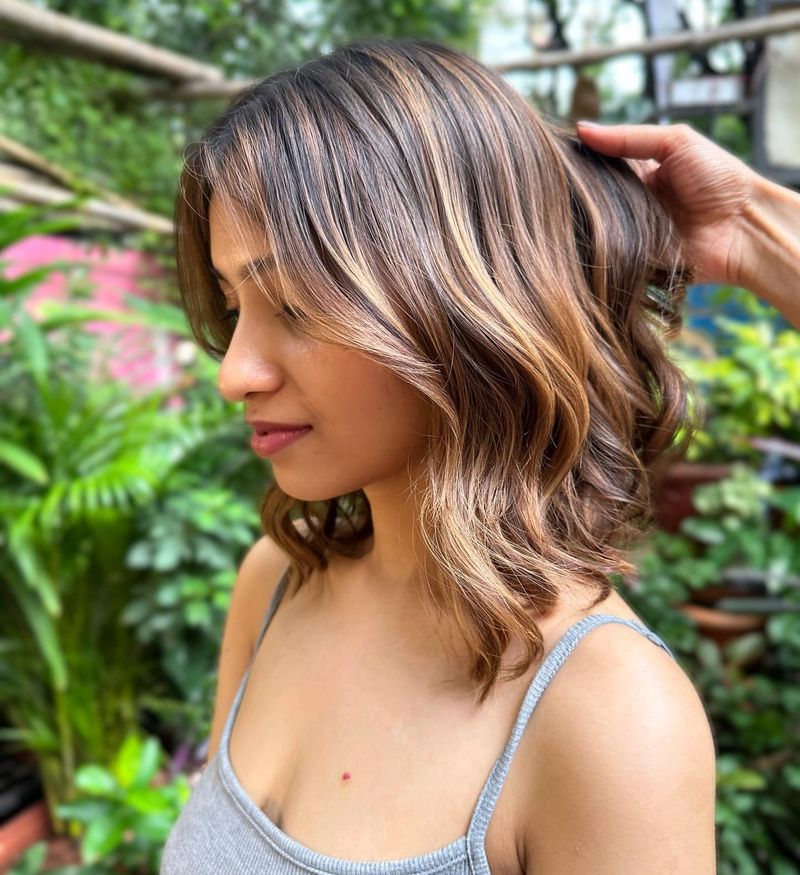 Wavy Shoulder-Length Cut