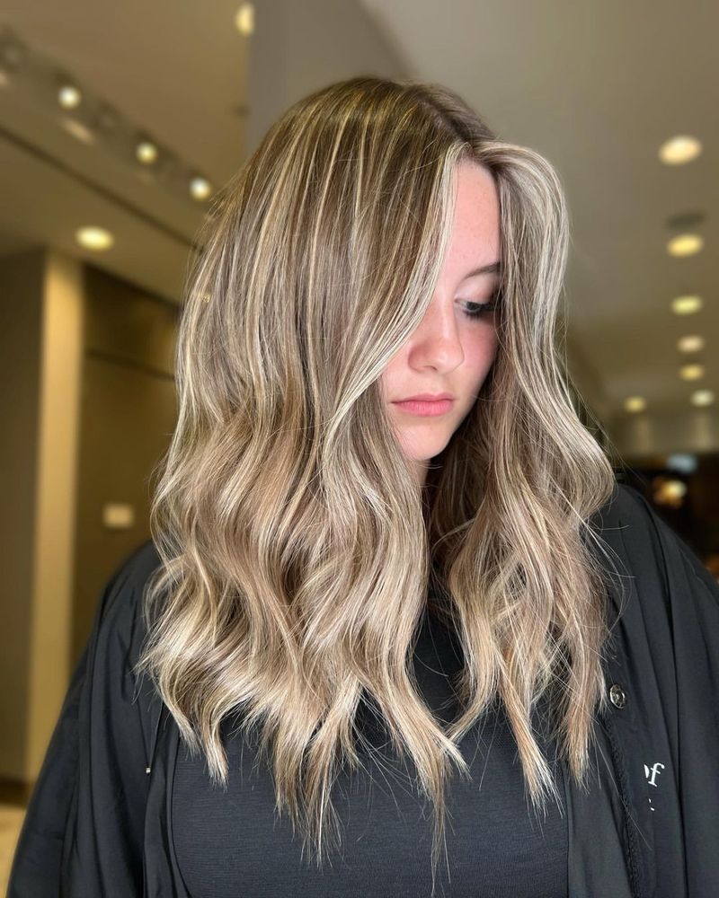 Youthful Hairstyle: Loose Waves with Balayage