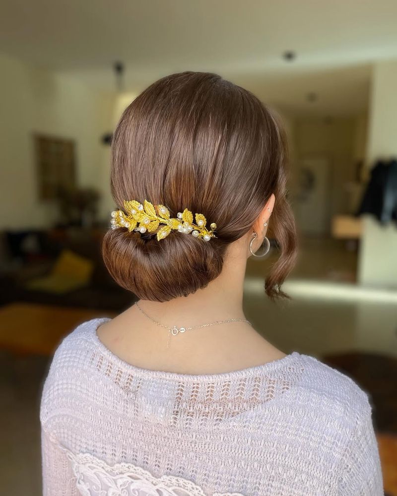 Moño bajo con accesorios para el pelo